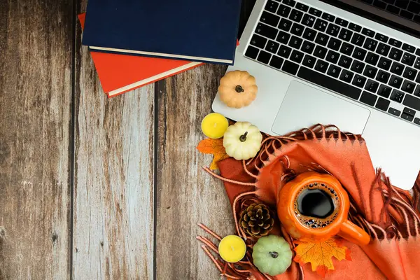 Sonbahar dekorlu sıcak bir fincan kahve, kitaplar ve dizüstü bilgisayar, şükran günü. Yüksek kalite fotoğraf