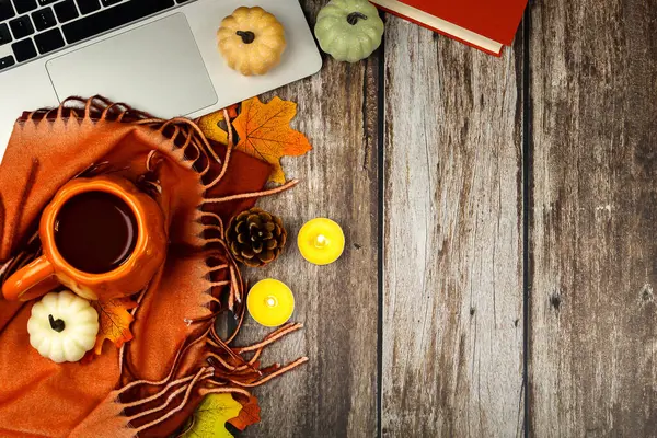 Sonbahar temalı çalışma alanı konsepti. Son moda rahat ekoseli fotoğraf, bir fincan kahve, not defteri, tanıtım bölgesiyle birlikte beyaz arka planda sonbahar yaprakları. Yüksek kalite fotoğraf