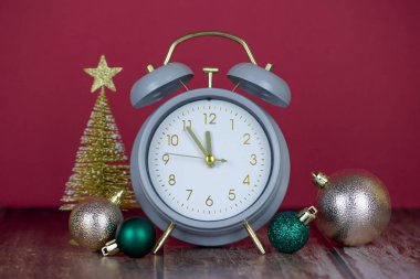 Noel süsleri ve Noel ağacı ile çevrili büyüleyici bir çalar saat. Tatil atmosferi için mükemmel..