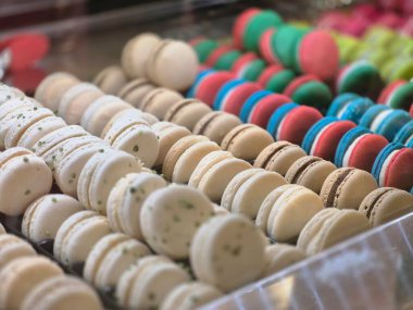 Değişik renklerde ve lezzetli tatlarda canlı bir makarna gösterisi. Tatlı severler için ideal.