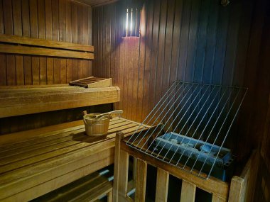 Nihai rahatlama ve gençleşme için özel olarak tasarlanmış ahşap bir saunanın içini deneyin.