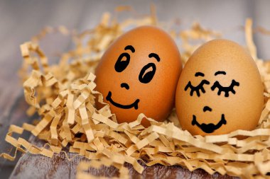 Bu gülen yüzlü sevimli çift, bahar temaları için ideal, rahat bir yuvaya yerleştirilmiş.