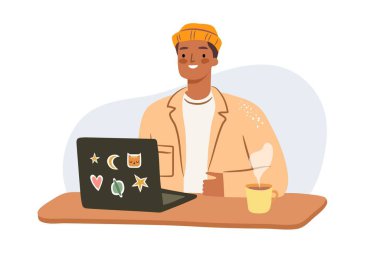 Serbest çalışan ya da beyaz tenli öğrenci karakteri. Dizüstü bilgisayarda gülümseyen genç bir adam. FLat vektör illüstrasyonu.