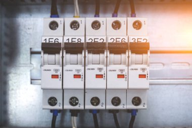 Otomatik düğmeli voltaj panosu. elektrik kutusu