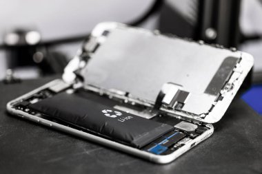 Akıllı telefonda şişmiş lityum polimer pil, patlayıcı akıllı telefon.
