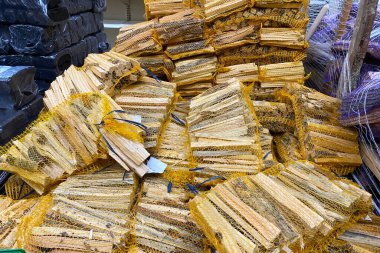 Ağaç poşetlerinde odun, şömine için katı yakıt.