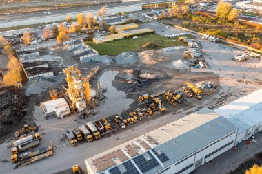 Beton ve asfalt bitkisinin hava görüntüsü. Şehrin sanayi bölgelerinde ağır sanayi