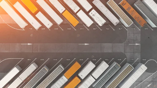 Bir dağıtım merkezindeki kamyonların hava görüntüsü, büyük bir lojistik merkezi.