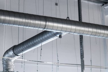 Endüstriyel tesislerde büyük çelik havalandırma boruları, tavan havalandırması.