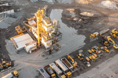 Beton ve asfalt bitkisinin hava görüntüsü. Şehrin sanayi bölgelerinde ağır sanayi