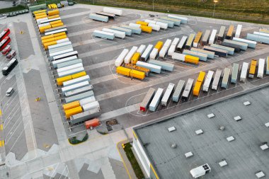 Büyük bir nakliye şirketinin lojistik merkezindeki kamyonların hava görüntüsü.