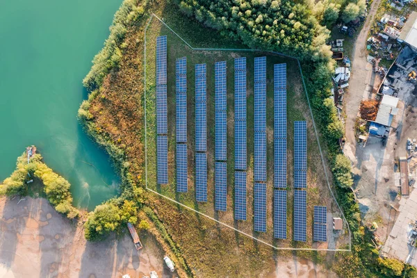 Duży Słoneczny Park Przy Fabryce Niedaleko Błękitnego Jeziora Energia Słoneczna — Zdjęcie stockowe
