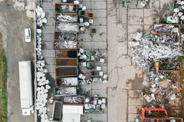 Metal ürünleri yeniden eritmek için farklı tipte metal içeren konteynırlar.