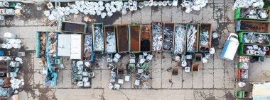 Metal ürünleri yeniden eritmek için farklı tipte metal içeren konteynırlar.