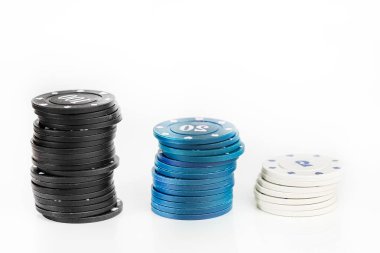 Poker fişleri istiflenmiş, poker oyunu, beyaz arkaplanda çipler