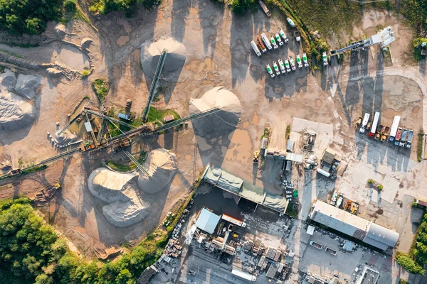 아스팔트 시멘트 생산하기 공장을 공중에서 구경하고 콘크리트를 혼합하는 — 스톡 사진
