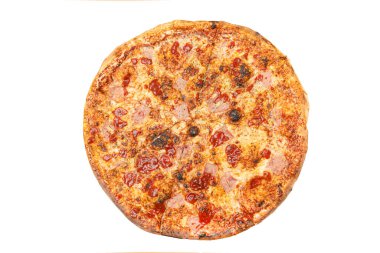 Beyaz arka planda izole edilmiş ananaslı pizza. Hawaii pizzası üst görünümü.