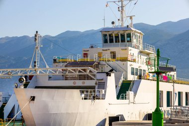 Hırvat otomobilleri tarafından yüklenmeyi bekleyen büyük bir feribot.