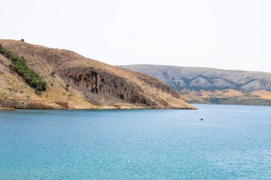 Kayalık deniz kıyısı. Gün batımında deniz kıyısında. Güzel gün batımı deniz manzarası. Hırvatistan 'ın Pag adası