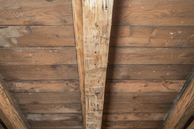 Ahşap çatı yapısı. Tahta kirişler, çatı iskeleti