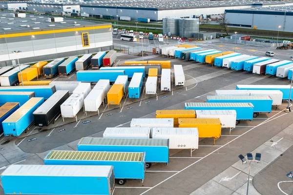 Bir dağıtım merkezindeki kamyonların hava görüntüsü, büyük bir lojistik merkezi.