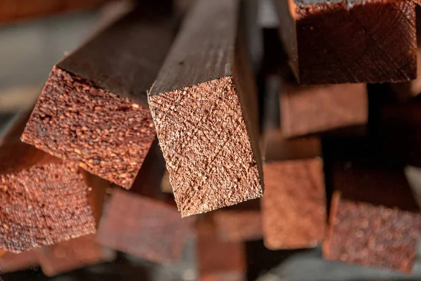 Pek çok ahşap tahta, özel bir koruyucu yağ ile işlenmiş.