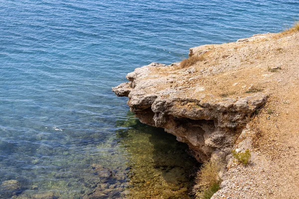 섬광과 Overhanging 절벽을 반영하는 수정같은 명확한 Pag 크로아티아 — 스톡 사진