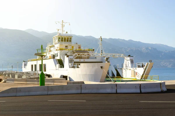 晴れた夏の日に車を積むために港で待っているフェリーの眺め 港に搭載された大型船 カーフェリー クロアチア ストック画像