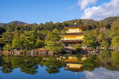 Japonya 'nın Kyoto şehrinde sonbahar mevsiminde Japon bahçesiyle çevrili Kinkakuji Tapınağı' nın Altın Pavyonu.