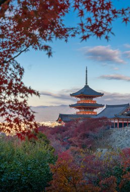 Güzel sonbahar manzarası. Japonya 'nın Kyoto şehrinde sonbahar sezonunda Kiyomizu-dera Tapınağı. Kiyomizu-dera Tapınağı, Kyoto 'nun ünlü şehir simgesi ve seyahat merkezidir..