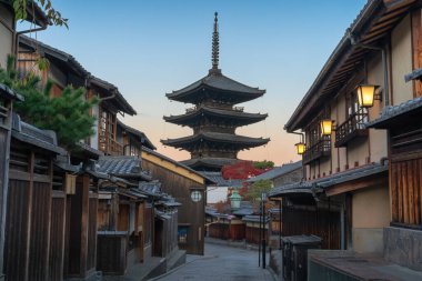 Güzel bir sonbahar manzarası. Yasaka pagoda ve Sannen Zaka caddesi Japonya 'nın Kyoto kentinde sonbahar sezonu boyunca görkemli günbatımı. Yasaka Pagoda, Kyoto 'nun ünlü şehir simgesi ve seyahat merkezidir..