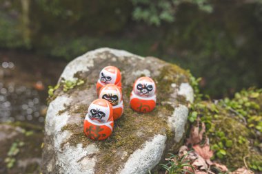 Katsuoji Tapınağı 'ndaki mini Daruma bebekleri, ön manzara, Minoh Şehri, Osaka Bölgesi, Kinki Bölgesi, Japonya. Daruma 'yla ilgili metin şöyle diyor: