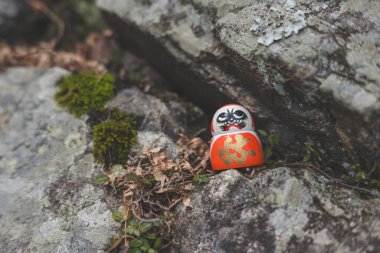 Katsuoji Tapınağı 'ndaki mini Daruma bebekleri, ön manzara, Minoh Şehri, Osaka Bölgesi, Kinki Bölgesi, Japonya. Daruma 'yla ilgili metin şöyle diyor: