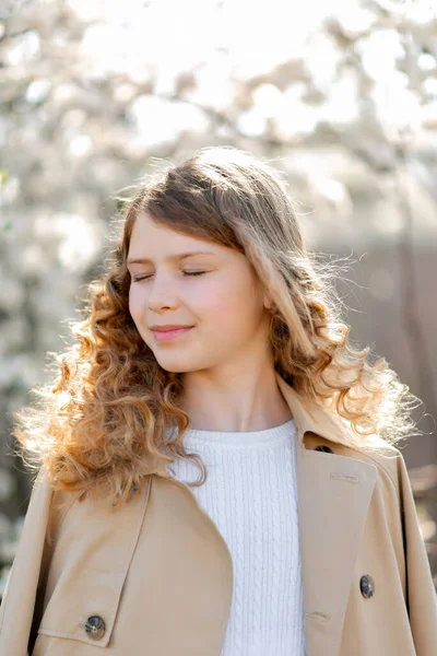 Portrait Beautiful Teenager Girl Enjoying Warm Sunny Spring Weather Countryside — Stock Photo, Image
