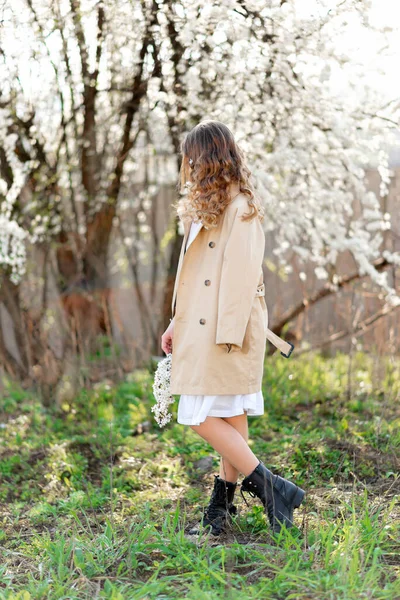 Beautiful Young Teenager Girl Walking Garden Spring Enjoying Warm Sunny — Stock Photo, Image