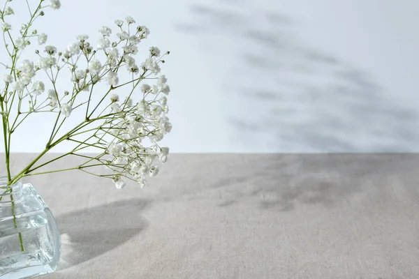 Bouquet Fleurs Gypsophile Blanc Dans Vase Verre Sur Une Table — Photo
