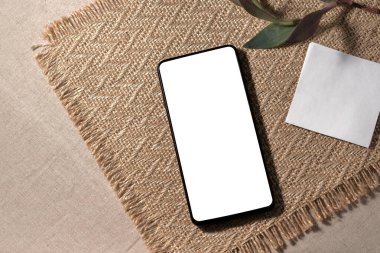 Estetik minimalist marka şablonu, boş ekranlı cep telefonu nötr bej arka plan, kopyalama alanı