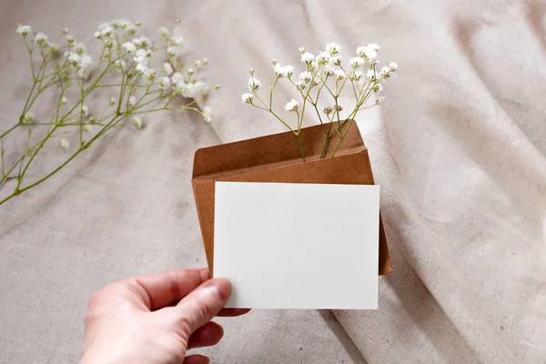 Carta Busta Bianco Con Fioriere Mano Sfondo Beige Elegante Invito — Foto Stock