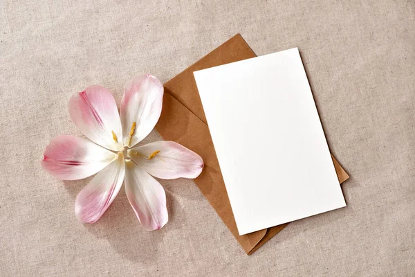Tarjeta Papel Blanco Con Espacio Copia Maqueta Sobre Flores Sobre — Foto de Stock