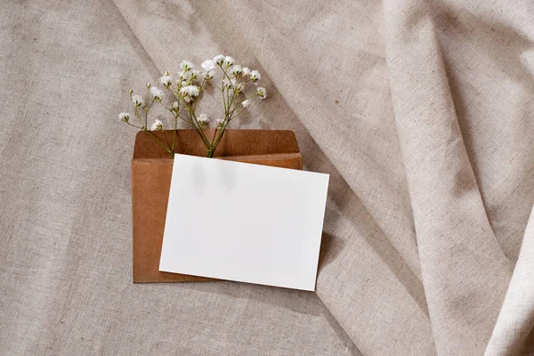 Cartão Papel Vazio Com Espaço Cópia Mockup Envelope Com Flores — Fotografia de Stock