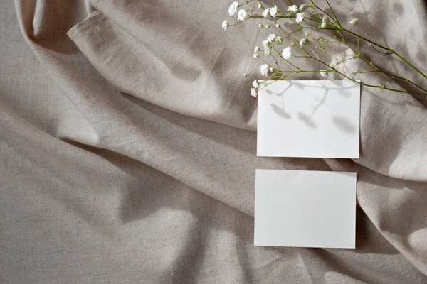 Zwei Leere Papierkarten Mit Kopierattrappen Auf Zerknittertem Textilen Hintergrund Elegantes — Stockfoto