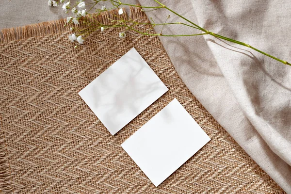 Zwei Leere Papierbögen Und Blume Auf Einem Warmen Beigen Teppichhintergrund — Stockfoto