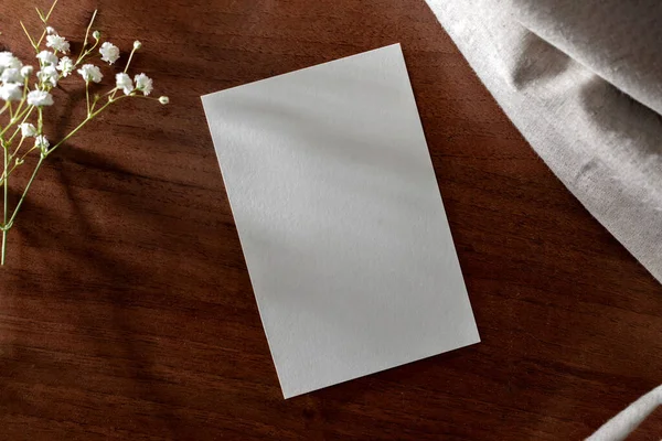 Cartão Papel Branco Com Sombras Florais Fundo Superfície Mesa Marrom — Fotografia de Stock