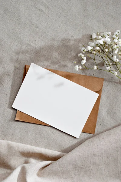 Carta Bianca Con Spazio Fotocopie Busta Fiori Sfondo Beige Neutro — Foto Stock