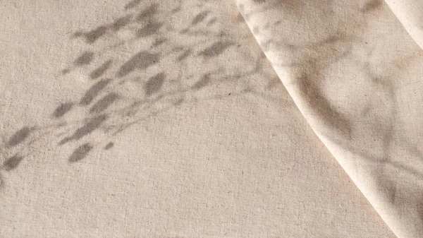 Estetik Doğal Minimalist Arkaplan Nötr Bej Kumaş Desenli Katlanmış Masa — Stok fotoğraf