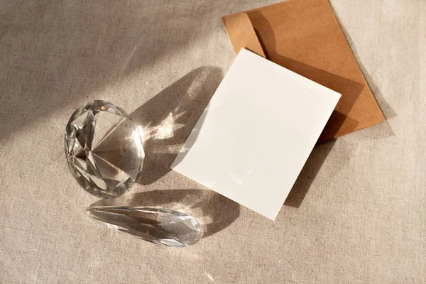 モックアップコピースペース 反射と中性ベージュのテーブルクロス ミニマリストのエレガントなビジネスブランドテンプレート上の日光の影とガラスの結晶を持つブランクペーパーシートカード — ストック写真