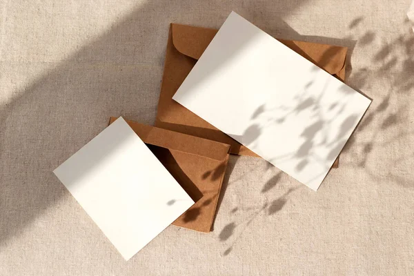 Modelo Marca Negócios Minimalista Elegante Dois Cartões Papel Vazios Envelopes — Fotografia de Stock