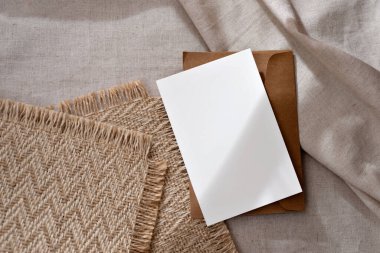 Estetik klasik minimalist marka şablonu, fotokopi alanını taklit eden boş kağıt kartı ve sıcak nötr bej arka planda soyut güneş ışığı gölgeleri.