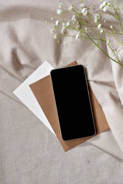 Zarif minimalist iş, marka çalışma alanı şablonu, boş ekran fotokopi alanı olan cep telefonu, nötr bej tekstil arka planıyla ilgili kağıtlar