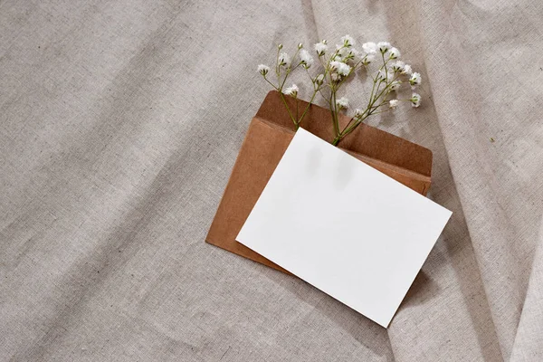 Cartão Papel Vazio Com Espaço Cópia Mockup Envelope Flores Fundo — Fotografia de Stock